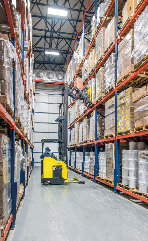 En este almacén se emplean carretillas retráctiles que incorporan un sistema de tijera o pantógrafo en el portahorquillas