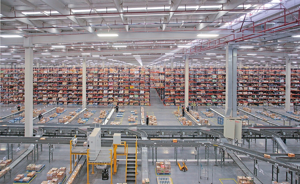 La zona de consolidación de pedidos está ubicada en el centro del almacén y se caracteriza por la presencia de un enorme sórter de clasificación automatizado de gran longitud