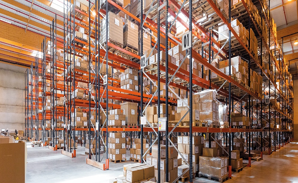 Esta zona del almacén de Gémo está formada por racks selectivos de 10,1 m de altura