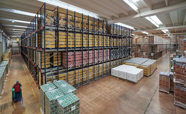 Un almacén de operador logístico con capacidad para más de 3.000 tarimas