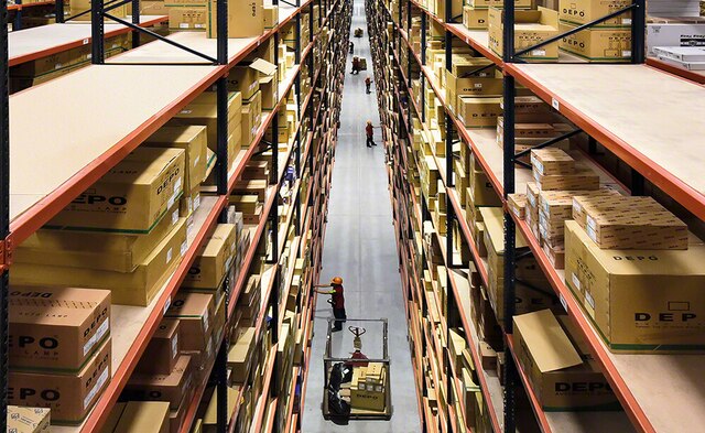 Los racks almacenan tanto tarimas como cajas de menores dimensiones
