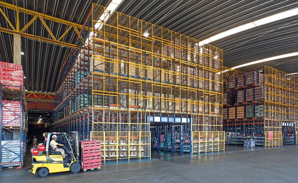 Compact racking with the semi-automatic Pallet Shuttle system 
