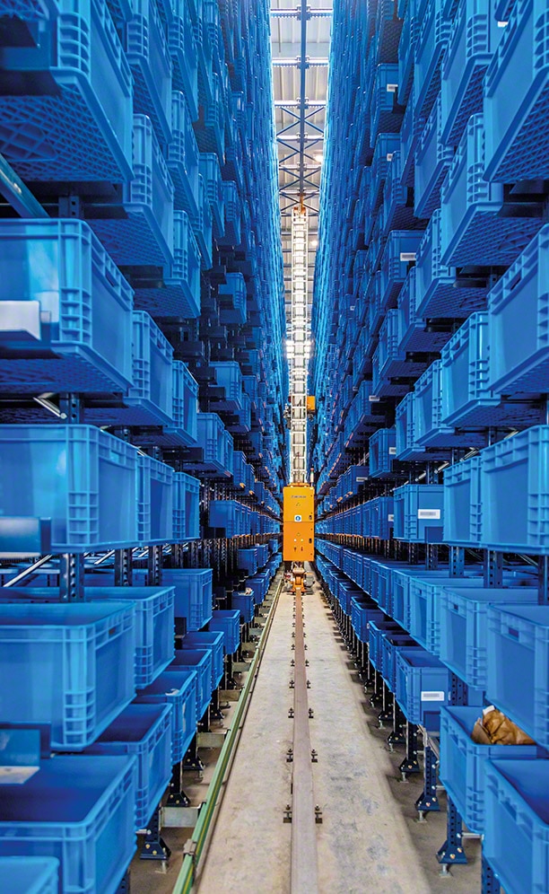 Por cada pasillo circula un transelevador miniload que introduce o retira la mercancía de sus ubicaciones de forma automática