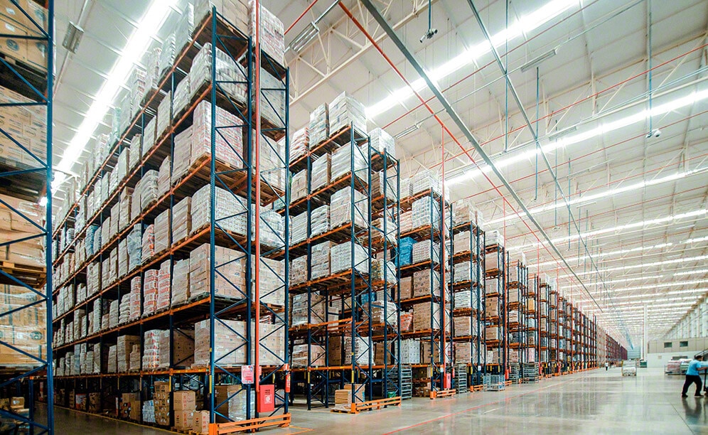 El centro de distribución de Armazém Mateus destaca por sus enormes dimensiones y por proporcionar una capacidad de almacenaje para más de 91.300 tarimas