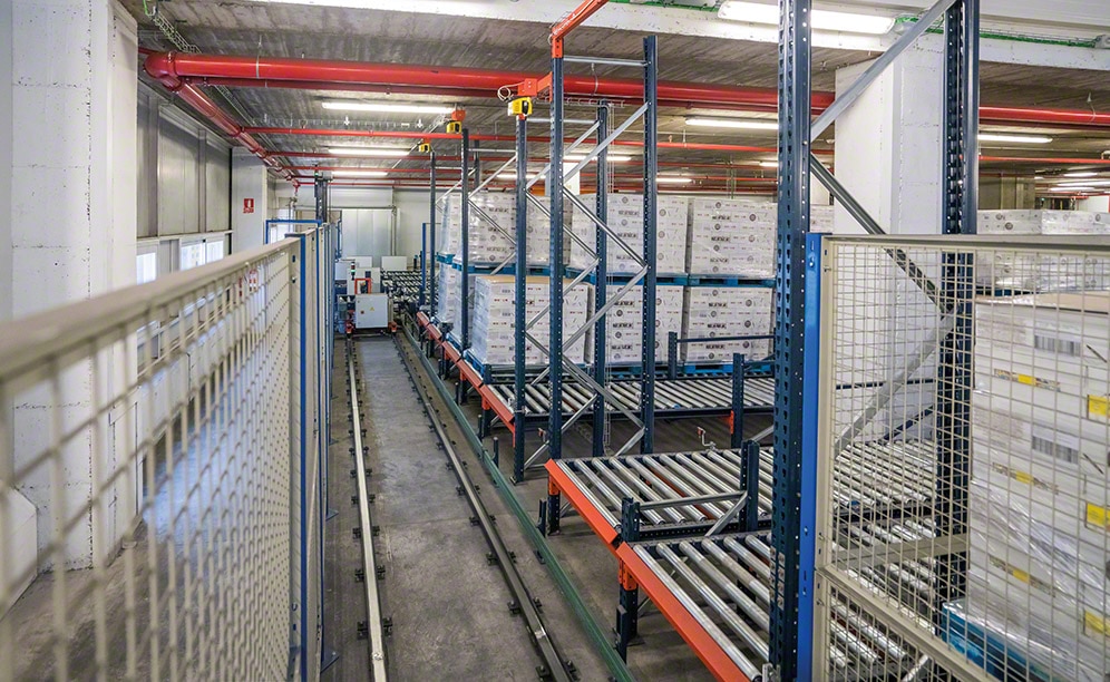 A transfer car distributes pallets on six conveyors