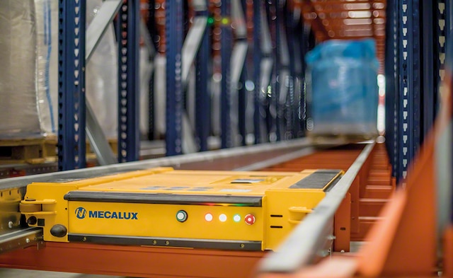 El Pallet Shuttle semiautomático presenta capacidad para 2.295 tarimas