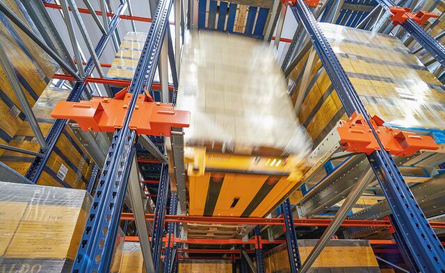 Pallet Shuttle semiautomático en el almacén del operador logístico Logistic Net