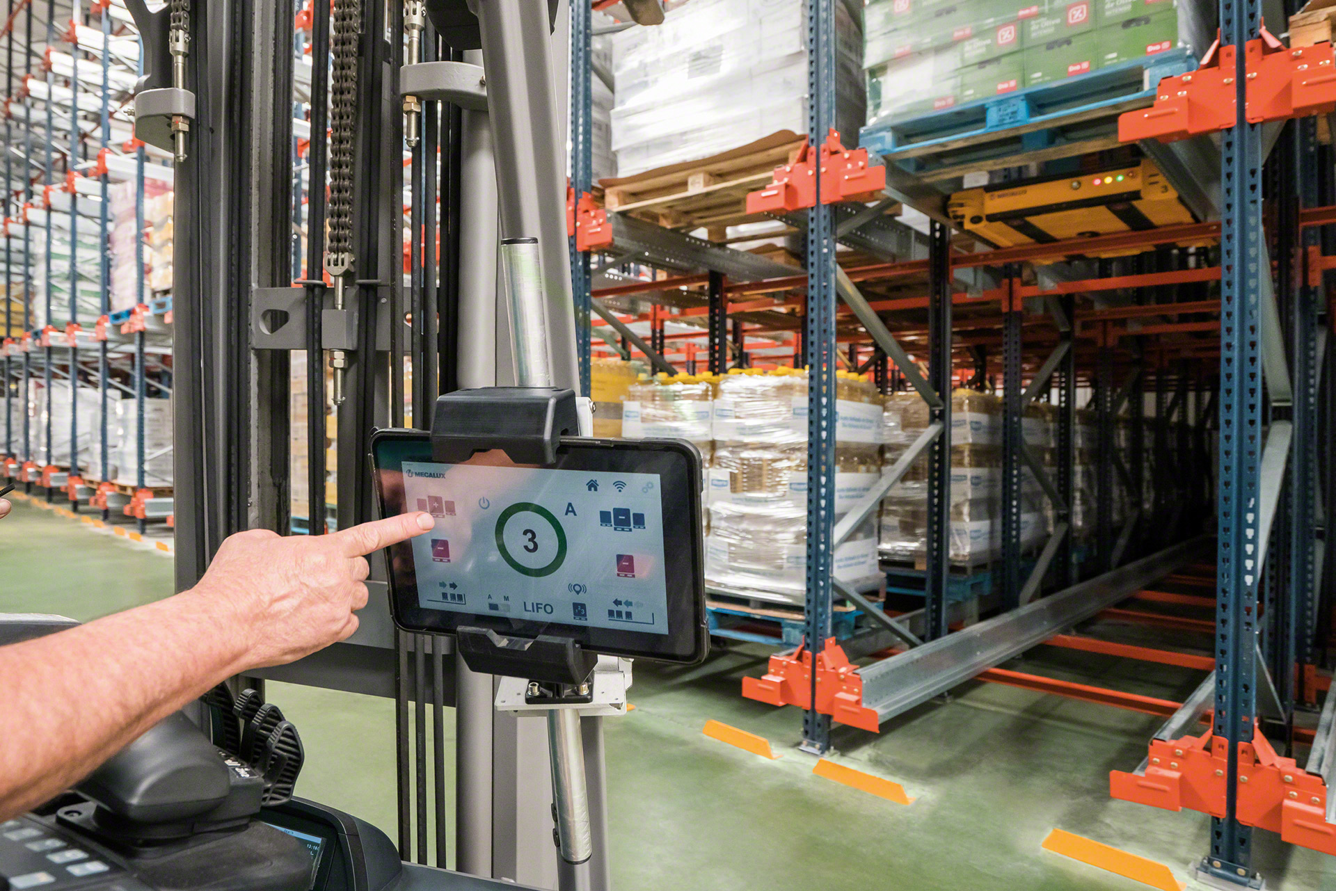 Con el sistema EASY WMS de Mecalux, una tablet puede controlar hasta 18 carros a la vez