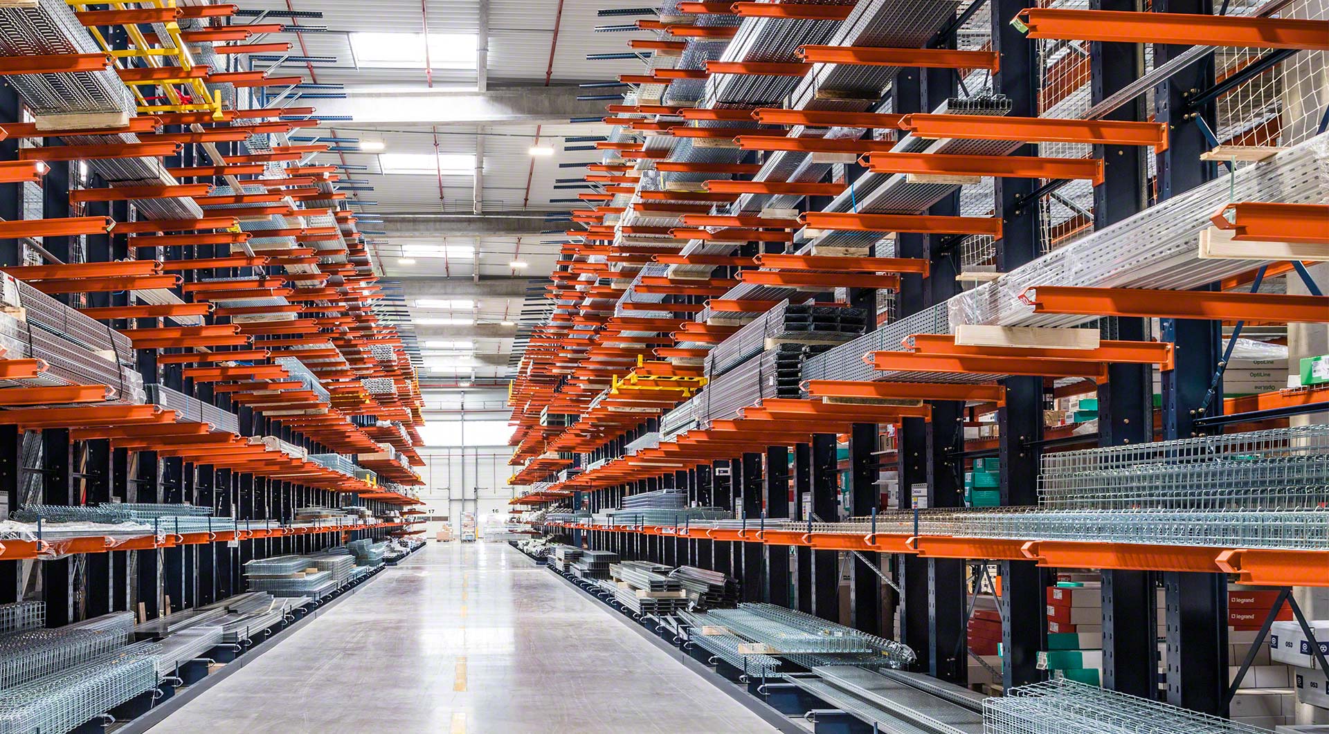 Rack cantilever