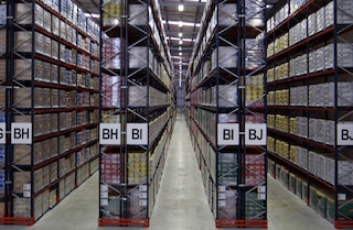 Un almacén con racks selectivos para más de 30.000 tarimas en Perú