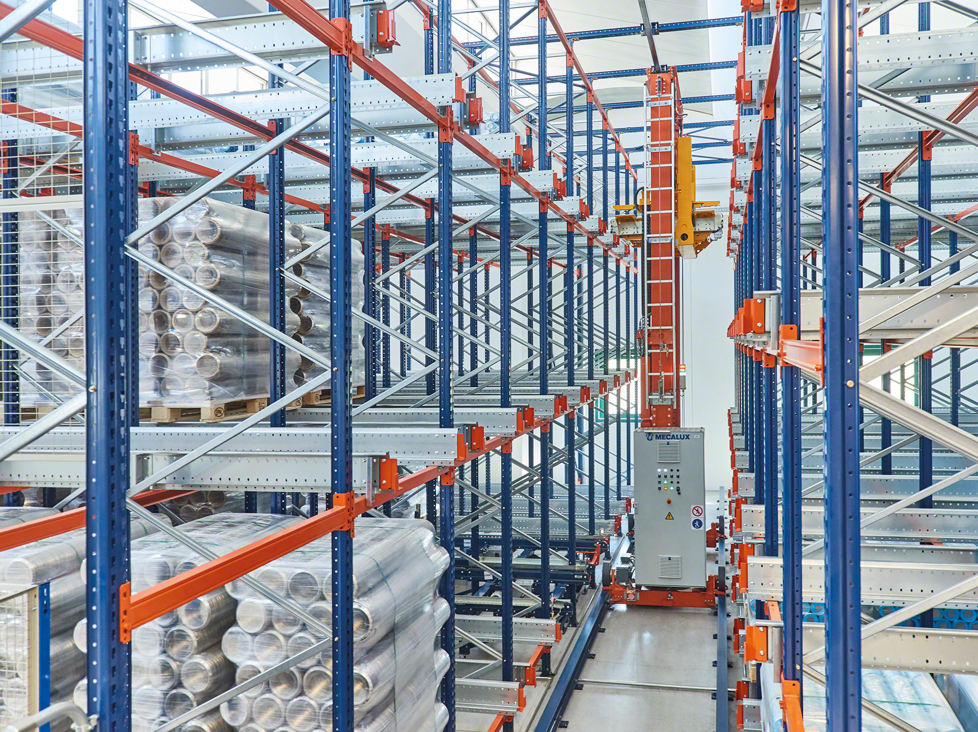 En almacenes automatizados, el APS es el sistema ideal para automatizar la carga y descarga de tarimas