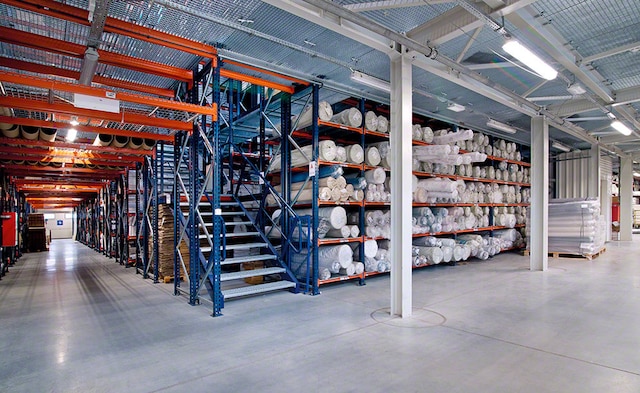 Mecalux ha suministrado todos los sistemas de almacenaje del nuevo almacén de Eurofirany: racks con pasarelas y racks cantilever para los artículos de gran longitud