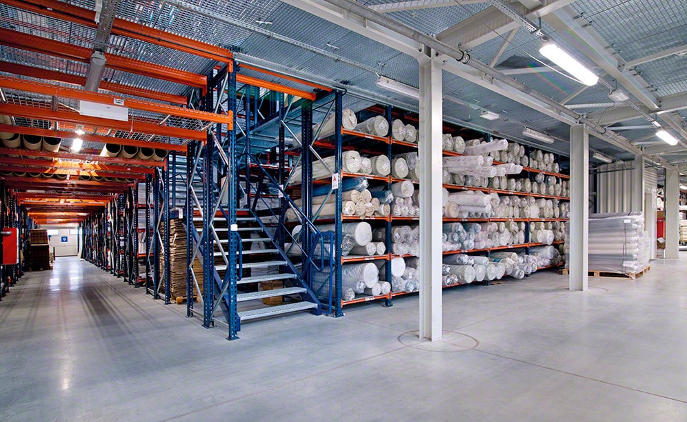 Mecalux ha suministrado todos los sistemas de almacenaje del nuevo almacén de Eurofirany: racks con pasarelas y racks cantilever para los artículos de gran longitud