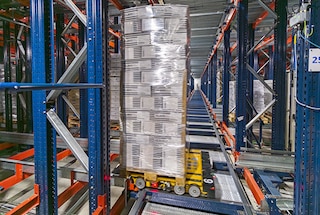 El 4-Way Pallet Shuttle llega a la ubicación asignada para depositar la tarima
