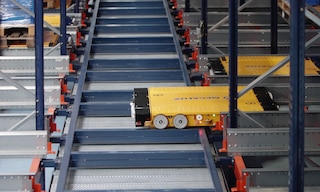 El shuttle 4-Way puede circular con autonomía por los pasillos de los racks