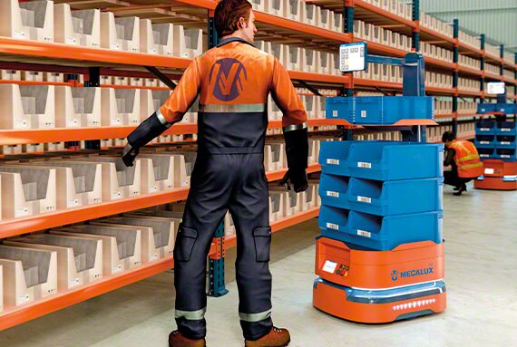Robots móviles autónomos (AMR) - Mecalux.com.pa