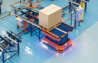 Los AMR para tarimas de Mecalux pueden transportar cargas de hasta 1,500 kg