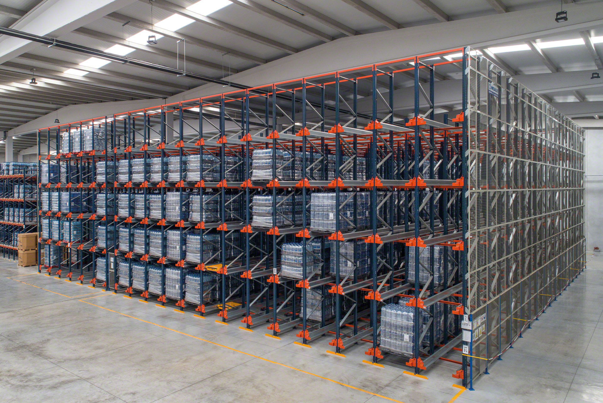 Los equipos de manutención sitúan el Pallet Shuttle en los canales de almacenaje
