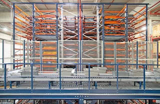 Una lanzadera introduce y extrae las cajas de sus ubicaciones de forma automática