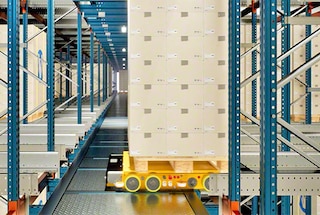 El Pallet Shuttle 3D llega a la ubicación asignada para depositar el palet