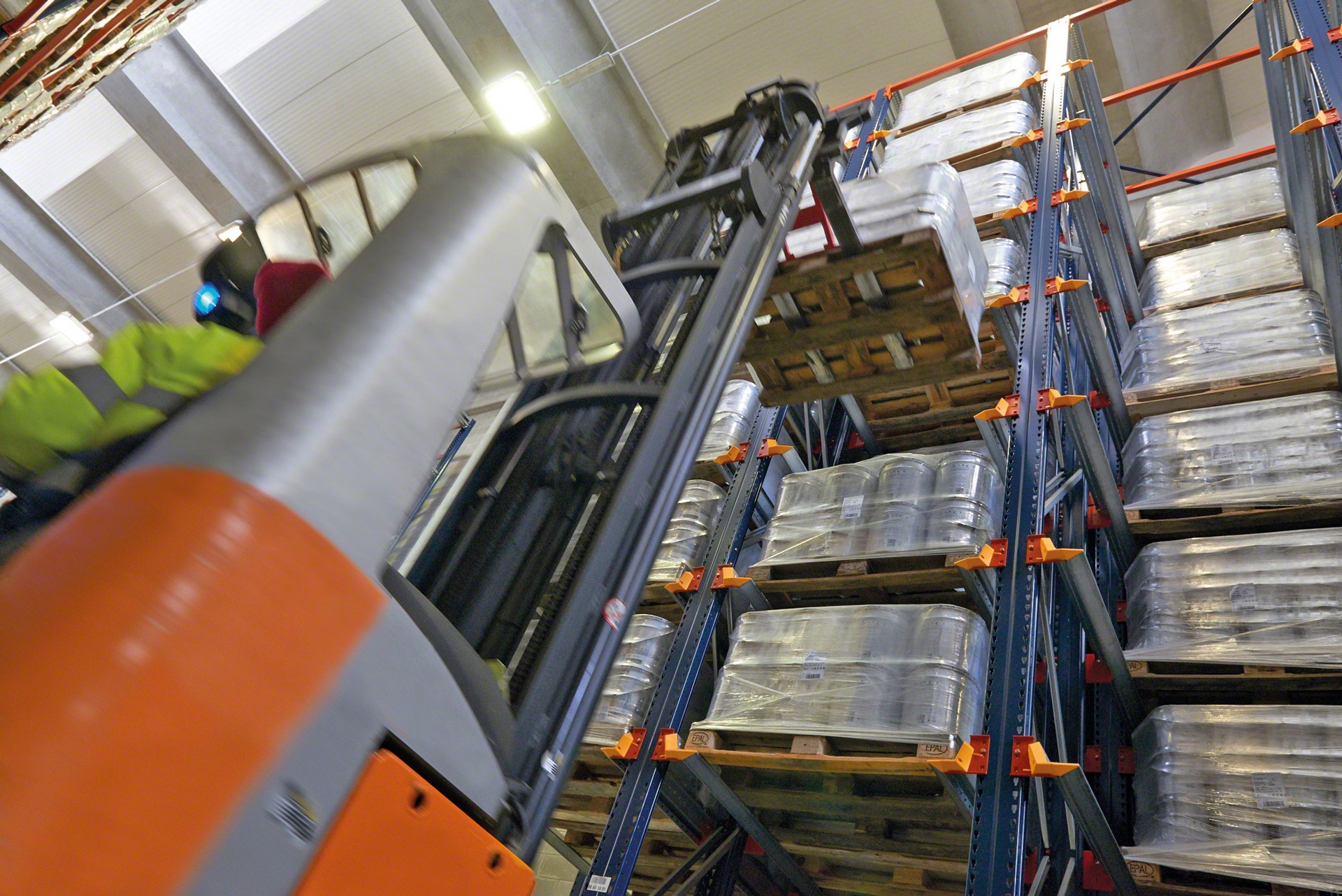 Los racks drive-in facilitan a los equipos de manutención la carga y descarga de mercancía
