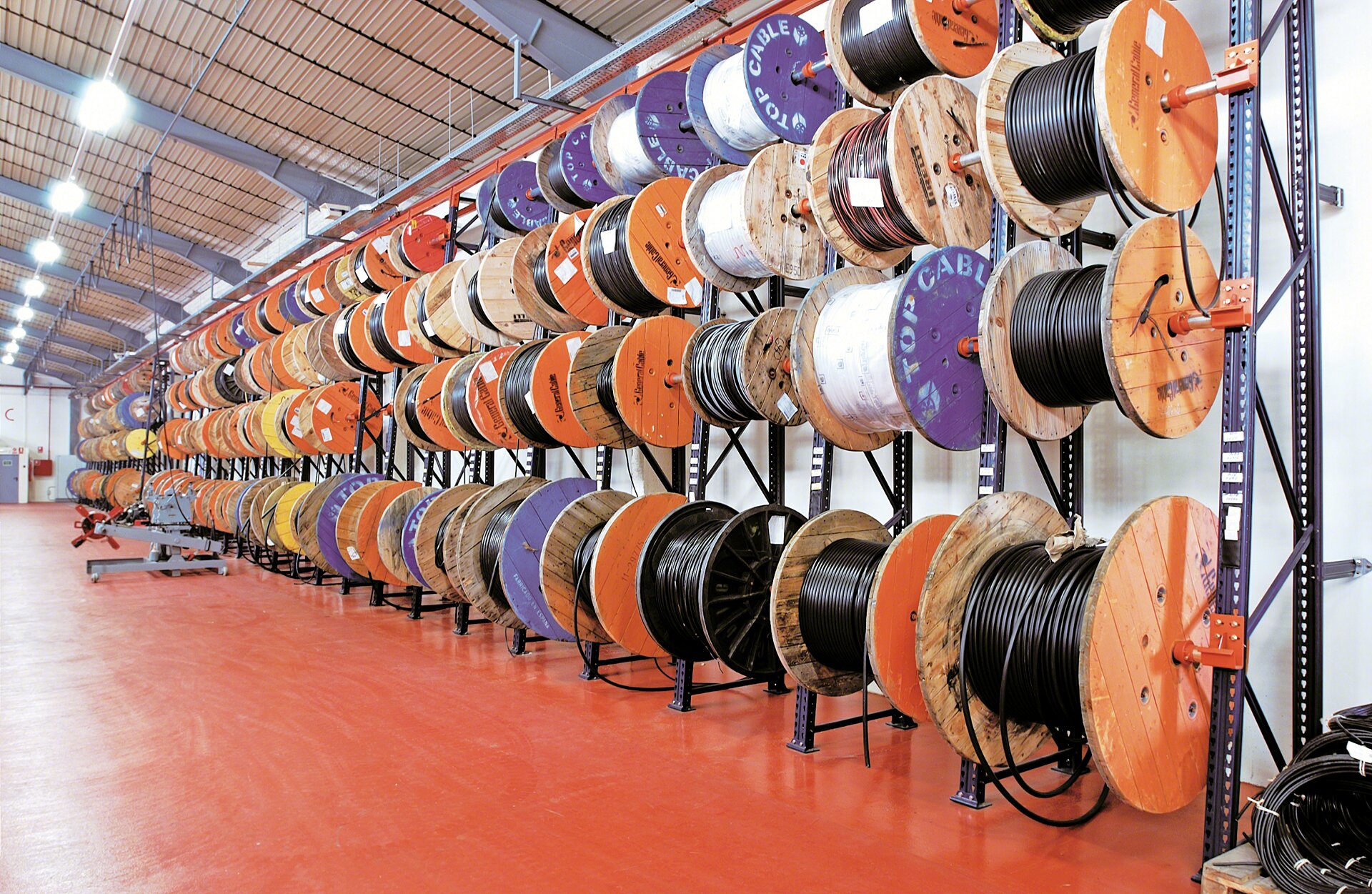 Los racks industriales permiten almacenar bobinas de cables eléctricos y de acero