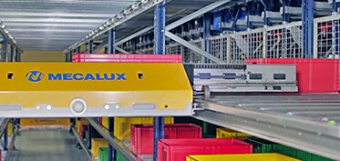 La lanzadera del Sistema Shuttle extrae una caja de su ubicación de modo automático