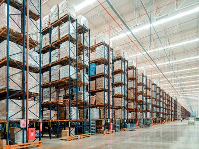 Nuevo almacén con racks selectivos para Armazém Mateus Nuevo almacén con racks selectivos para Armazém Mateus