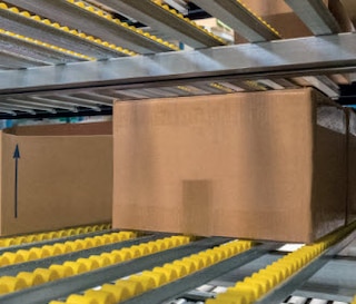 Dos sistemas de almacenaje en el centro de FS.COM en Alemania